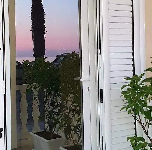 A Un Passo Dal Mare ベッド・アンド・ブレックファスト アグローポリ